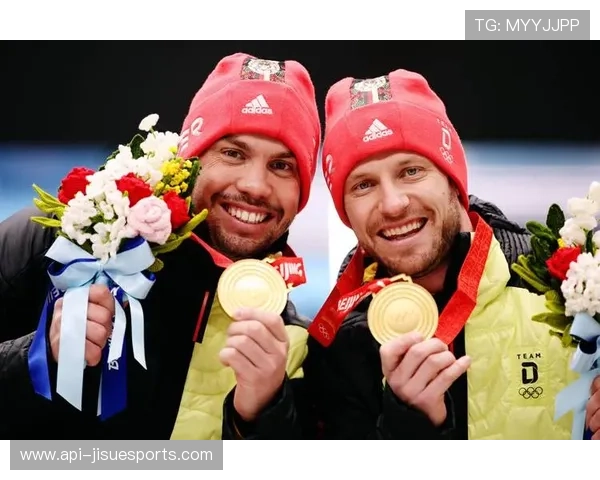 德国组合黑泽-沃罗登加拿大站双人滑摘银