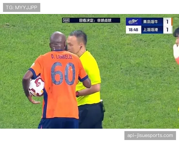 争议瞬间：莱奥突破后倒地，主裁观看VAR长达三分钟后取消点球判罚