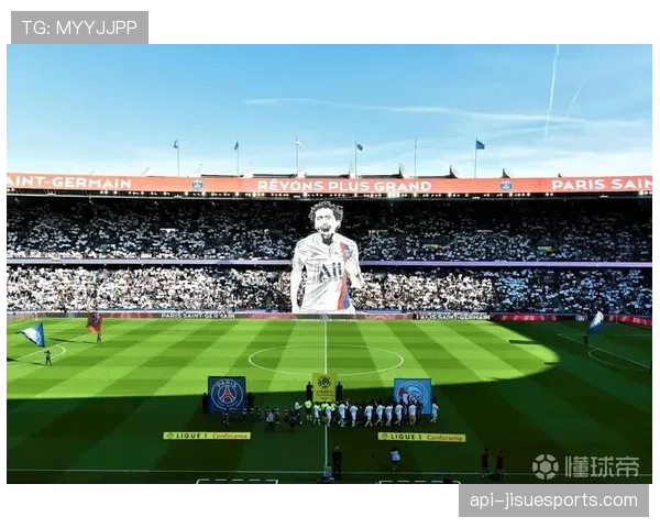 弗罗西诺内主场球迷用巨型Tifo致敬俱乐部成立120周年